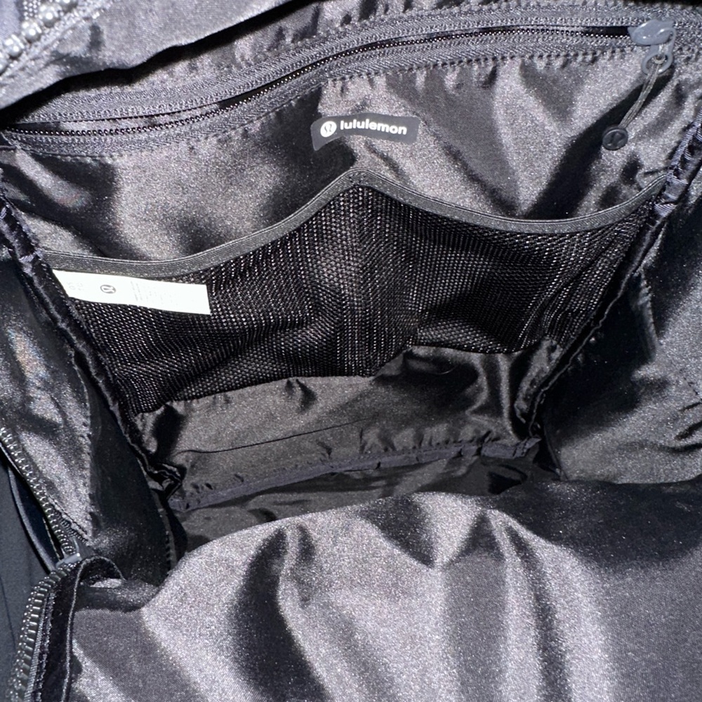Everyday Backpack 21L (newest edition) in Black - Picture 3 of 6